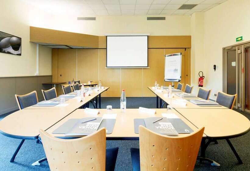 Отель Campanile Poitiers  Site Du Futuroscope