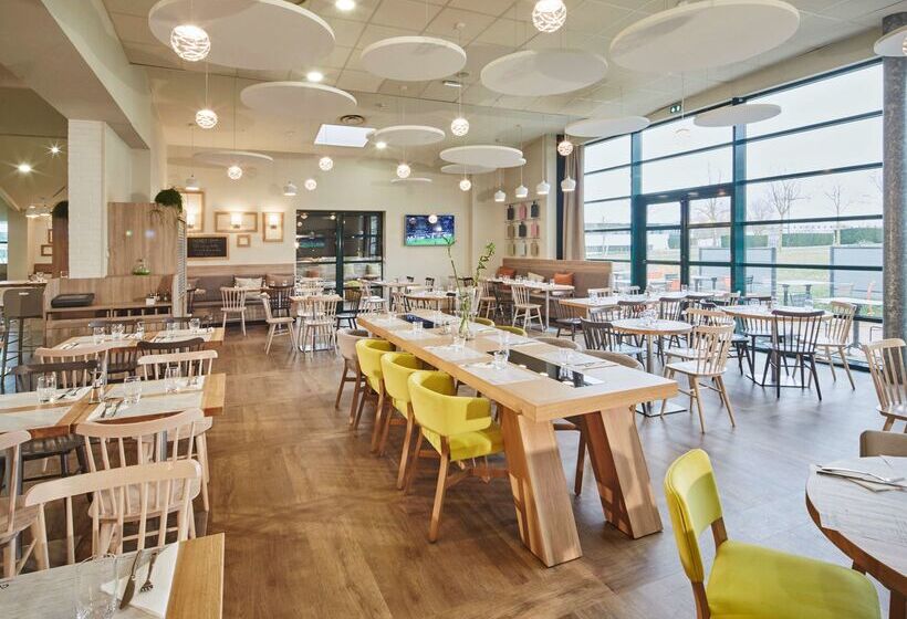 Отель Campanile Poitiers  Site Du Futuroscope