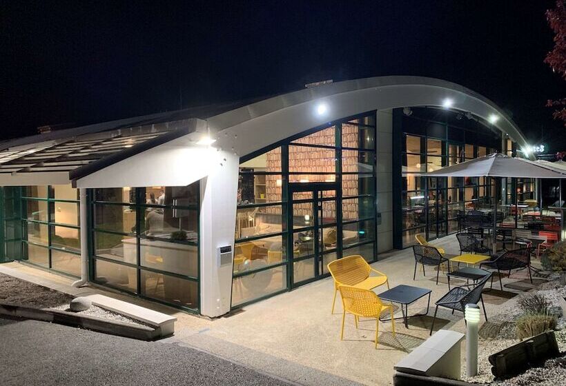 Отель Campanile Poitiers  Site Du Futuroscope