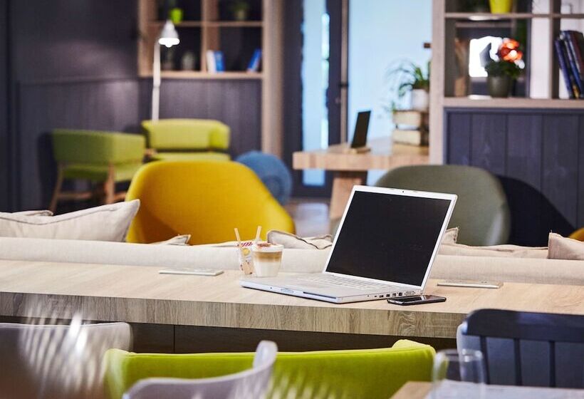 Отель Campanile Poitiers  Site Du Futuroscope