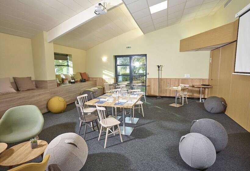 Отель Campanile Poitiers  Site Du Futuroscope