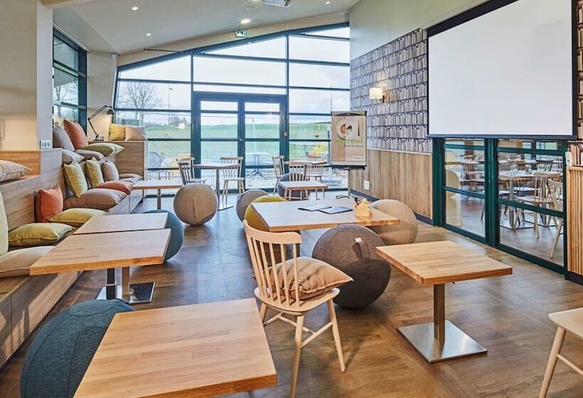 Отель Campanile Poitiers  Site Du Futuroscope