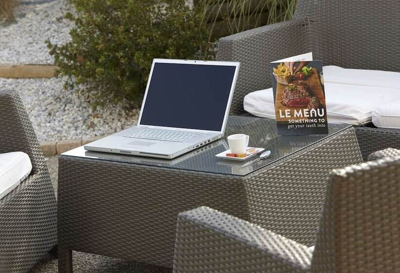 Отель Campanile Poitiers  Site Du Futuroscope