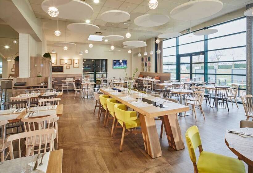 Отель Campanile Poitiers  Site Du Futuroscope