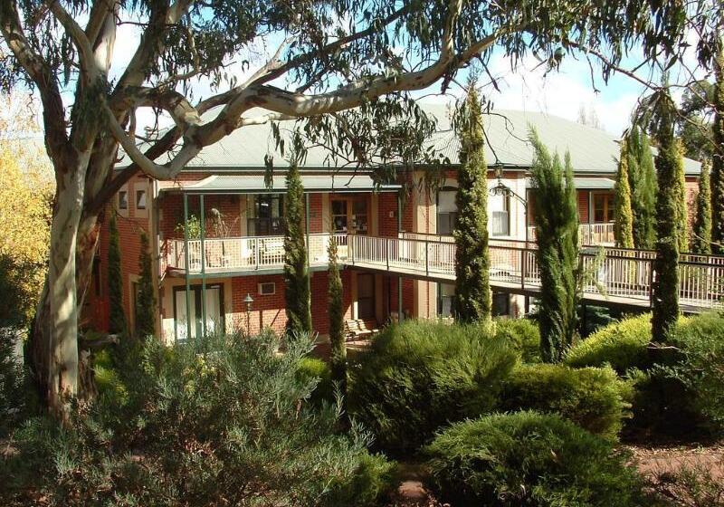 בית מלון כפרי Clare Country Club