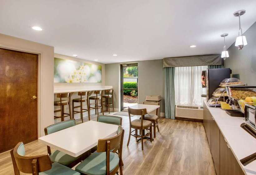 호텔 Clarion Pointe Atlanta Airport College Park