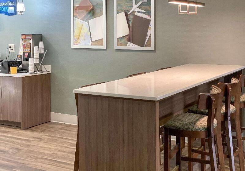 호텔 Clarion Pointe Atlanta Airport College Park