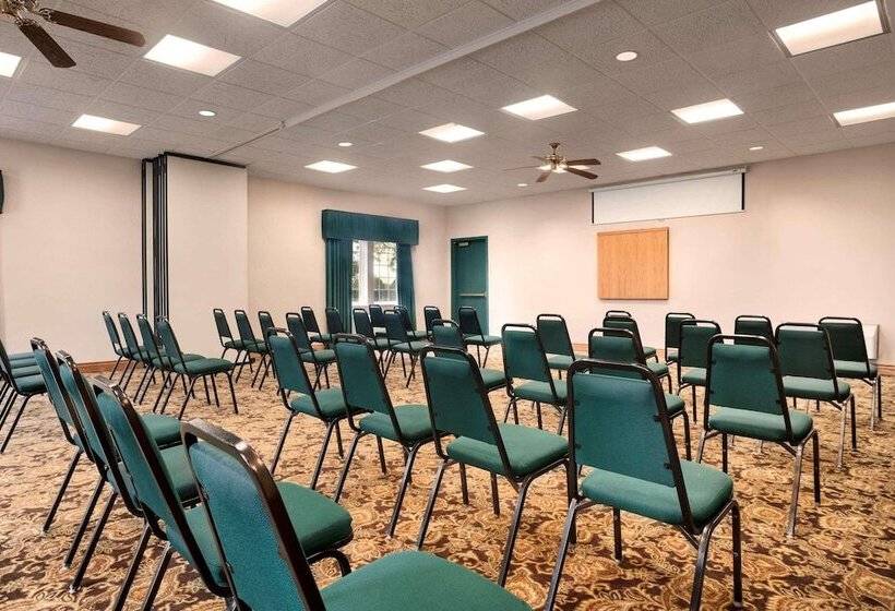 هتل Country Inn & Suites By Radisson Kalamazoo Mi