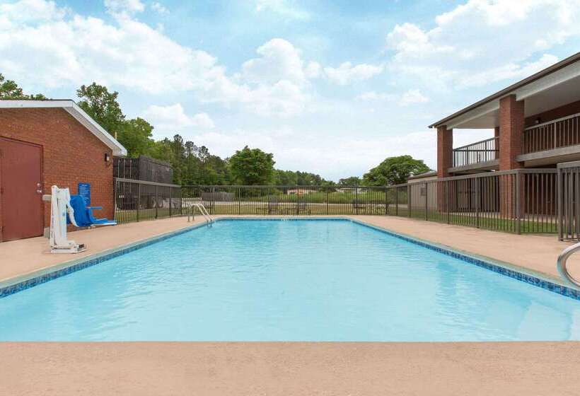 בית מלון כפרי Days Inn By Wyndham Childersburg