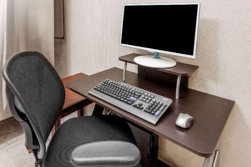 هتل Days Inn By Wyndham Fort Wayne