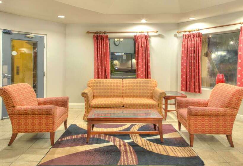 Отель Days Inn By Wyndham Gulfport