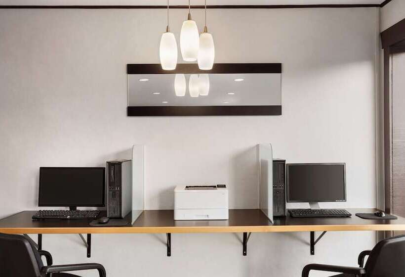 酒店 Days Inn By Wyndham Kelowna