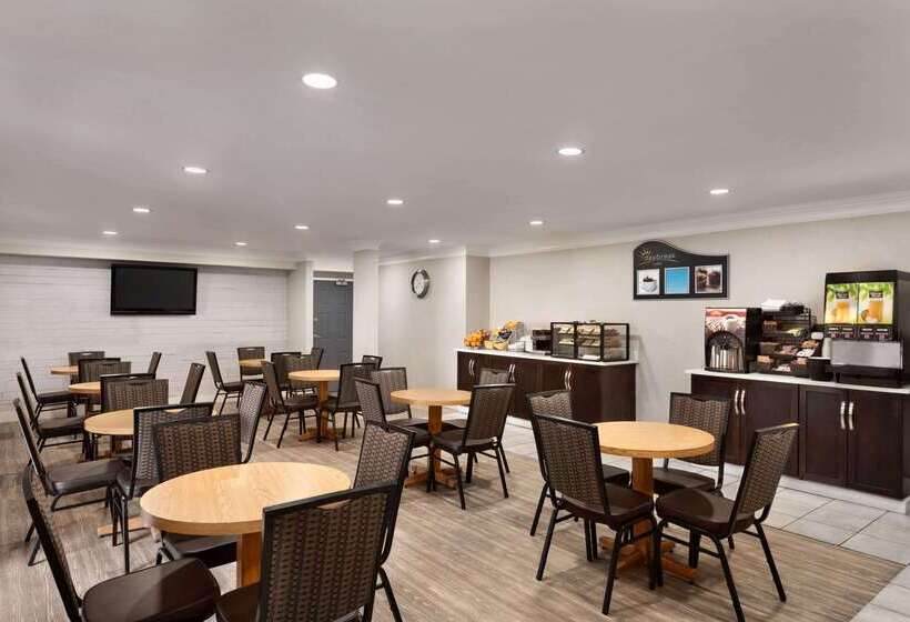 酒店 Days Inn By Wyndham Kelowna