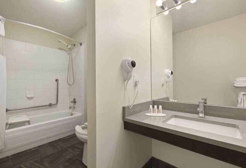 酒店 Days Inn By Wyndham Kelowna