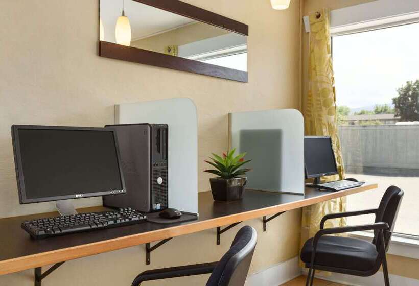 酒店 Days Inn By Wyndham Kelowna