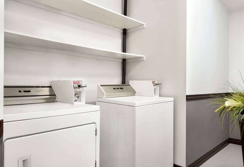 酒店 Days Inn By Wyndham Kelowna