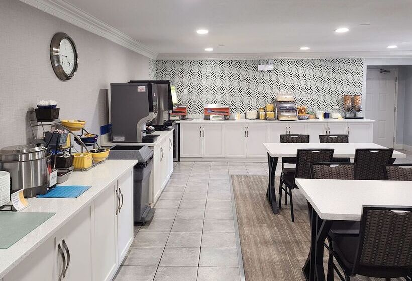 酒店 Days Inn By Wyndham Kelowna