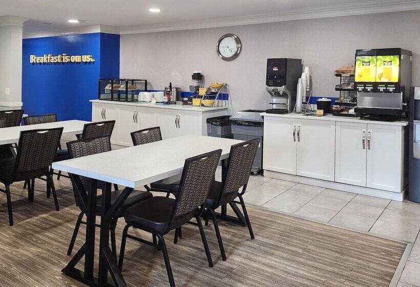 Отель Days Inn By Wyndham Kelowna