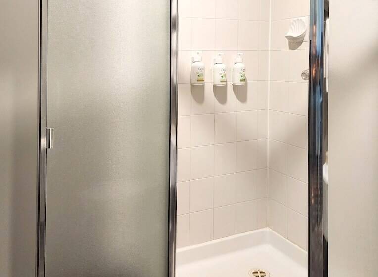 Отель Days Inn By Wyndham Kelowna