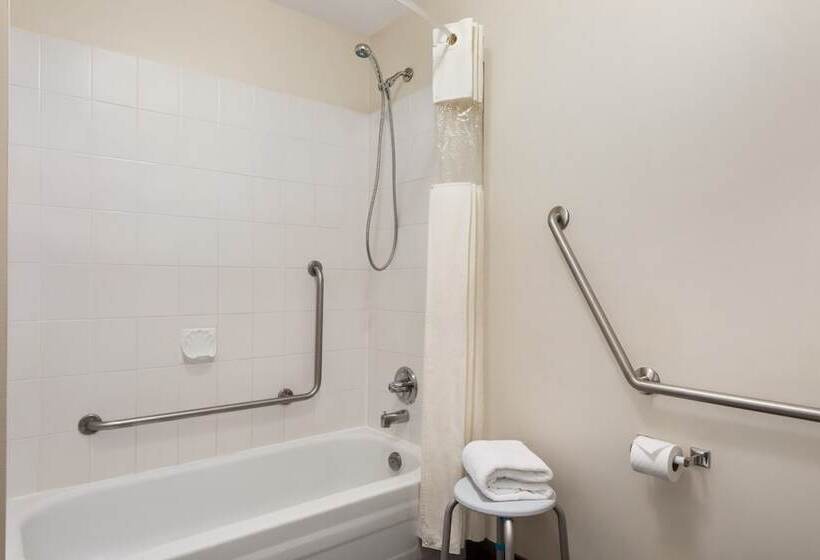 酒店 Days Inn By Wyndham Kelowna