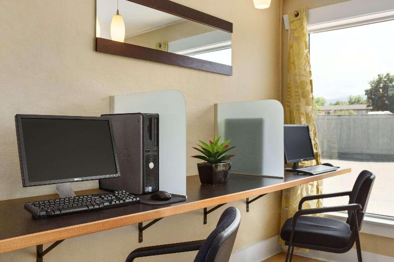 Отель Days Inn By Wyndham Kelowna