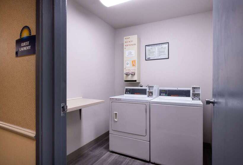 فندق Days Inn By Wyndham Lathrop