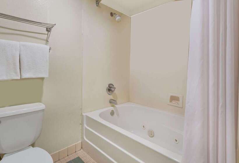 فندق Days Inn By Wyndham Lathrop