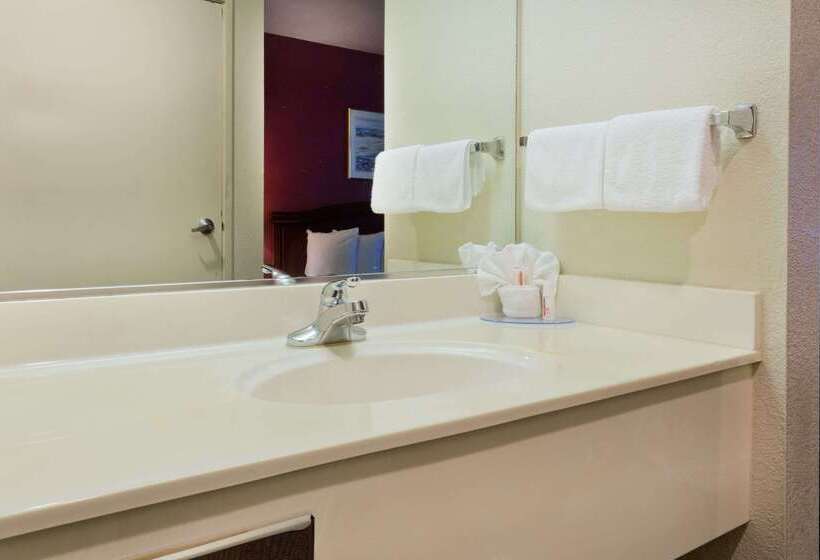 فندق Days Inn By Wyndham Lathrop