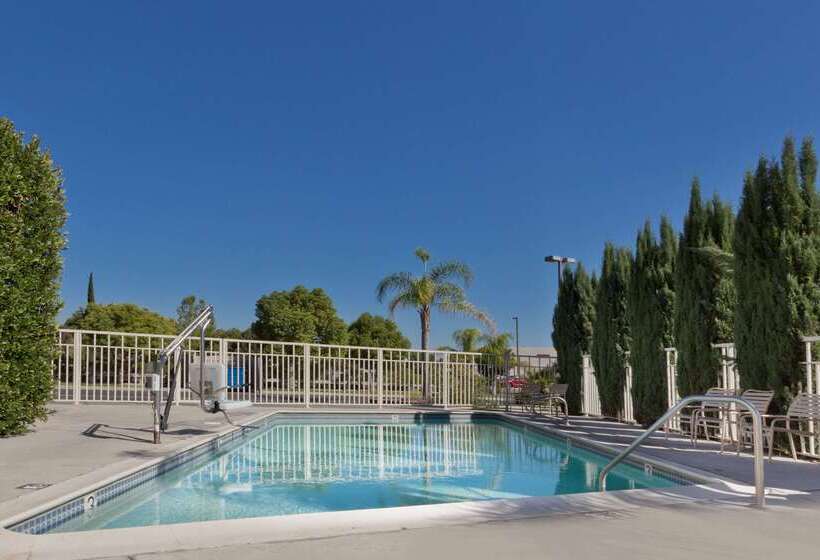 فندق Days Inn By Wyndham Lathrop