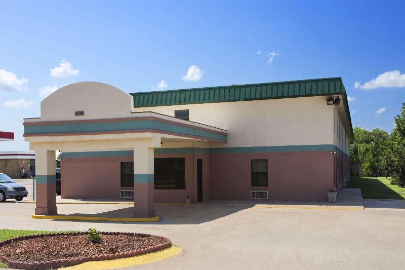 Отель Days Inn By Wyndham Park City Kansas