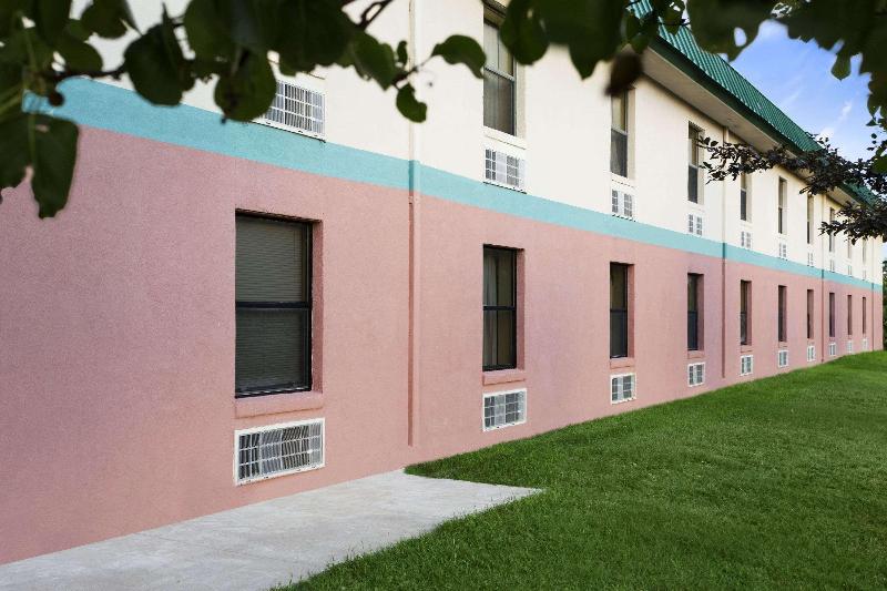 Отель Days Inn By Wyndham Park City Kansas