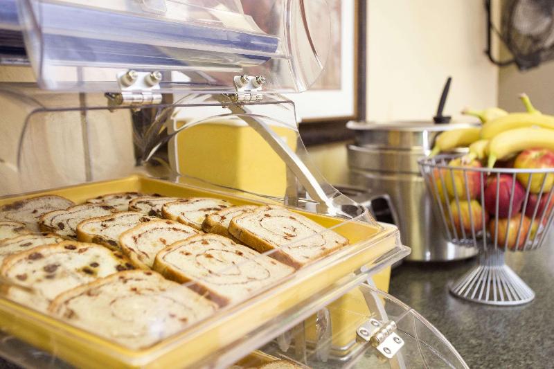 Отель Days Inn By Wyndham Park City Kansas