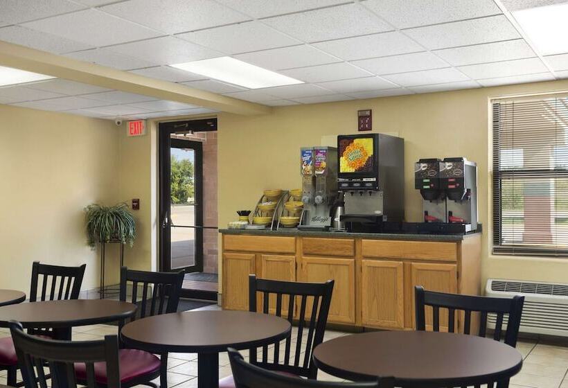 Отель Days Inn By Wyndham Park City Kansas