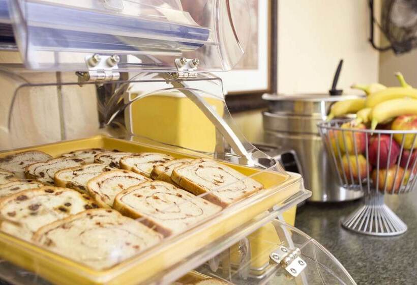 Отель Days Inn By Wyndham Park City Kansas