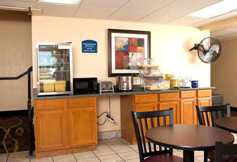 Отель Days Inn By Wyndham Park City Kansas