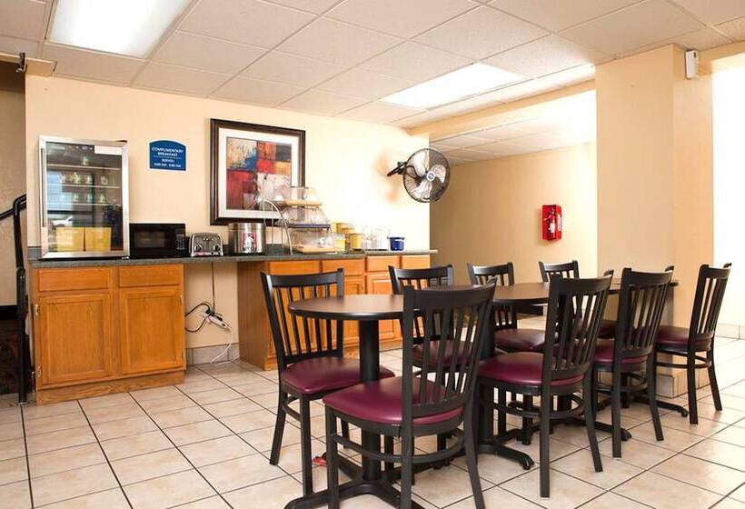 Отель Days Inn By Wyndham Park City Kansas