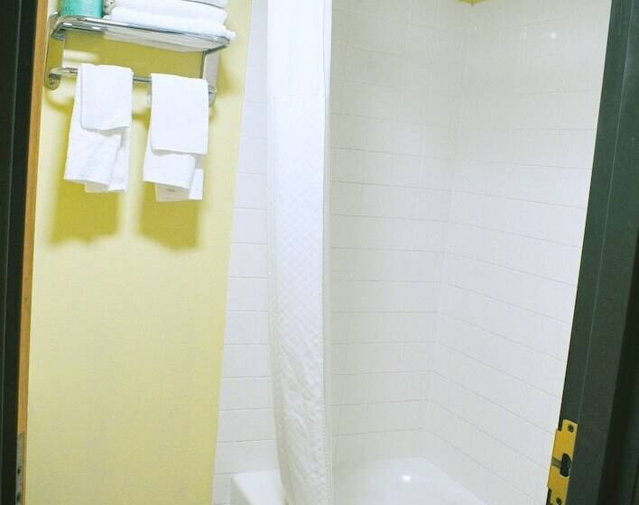 Отель Days Inn By Wyndham Park City Kansas