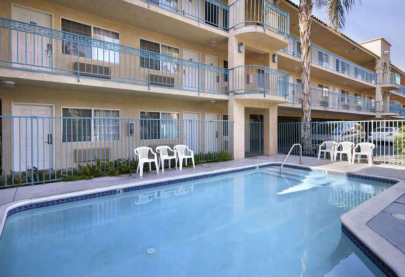 בית מלון כפרי Days Inn By Wyndham Riverside Tyler Mall