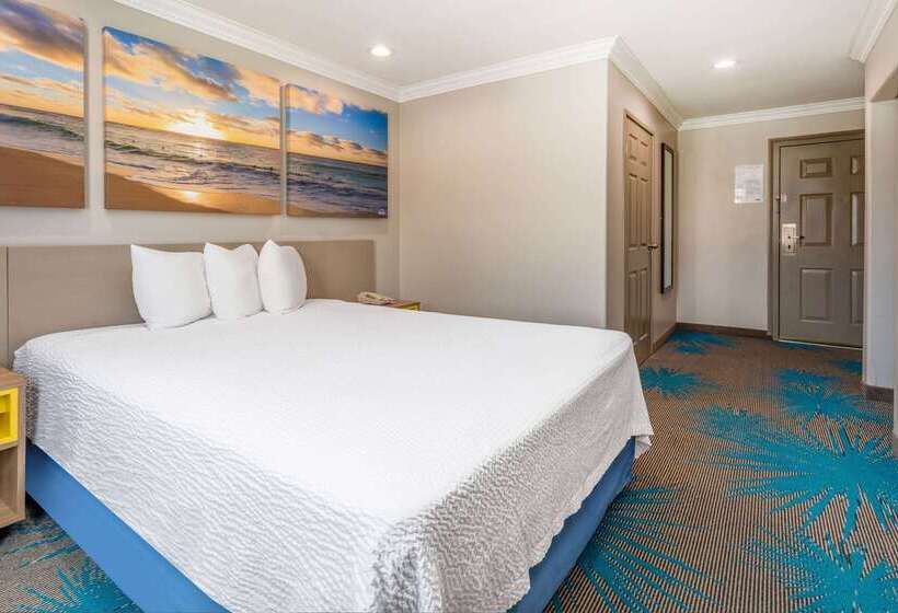 Отель Days Inn By Wyndham Santa Monica