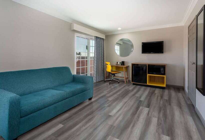 Отель Days Inn By Wyndham Santa Monica