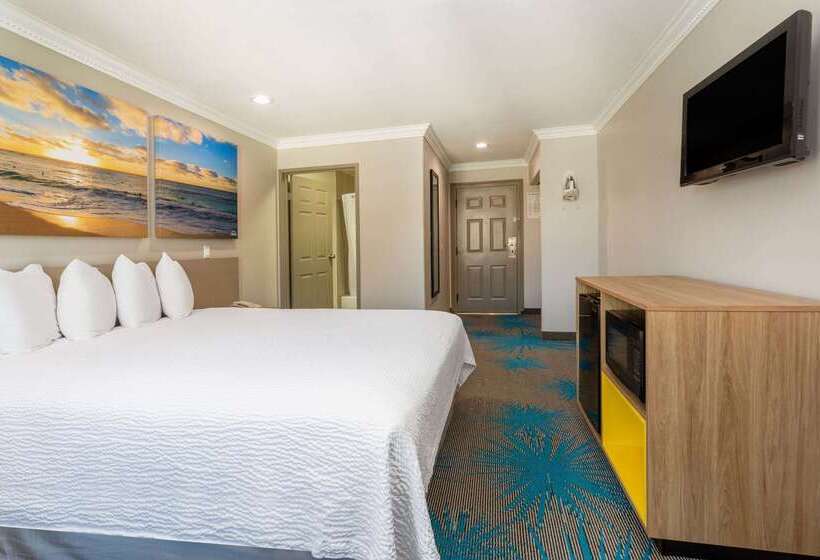 Отель Days Inn By Wyndham Santa Monica