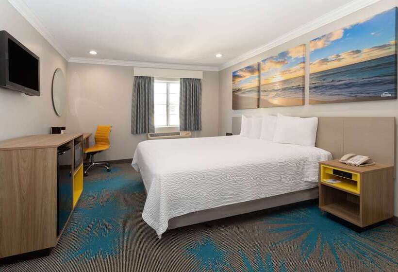 Отель Days Inn By Wyndham Santa Monica
