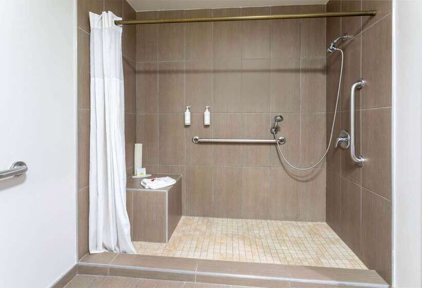 Отель Days Inn By Wyndham Santa Monica