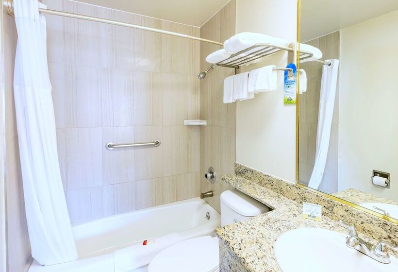 Отель Days Inn By Wyndham Santa Monica