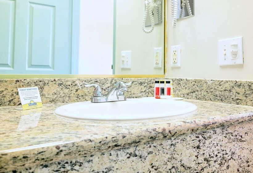 Отель Days Inn By Wyndham Santa Monica