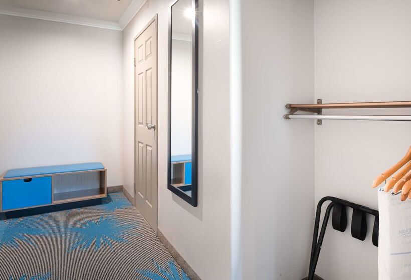 Отель Days Inn By Wyndham Santa Monica