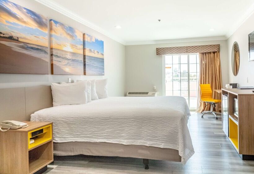 Отель Days Inn By Wyndham Santa Monica