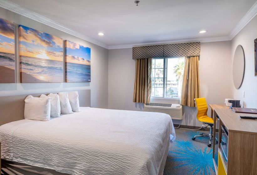 Отель Days Inn By Wyndham Santa Monica