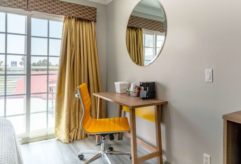 Отель Days Inn By Wyndham Santa Monica