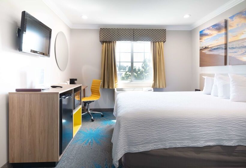 Отель Days Inn By Wyndham Santa Monica